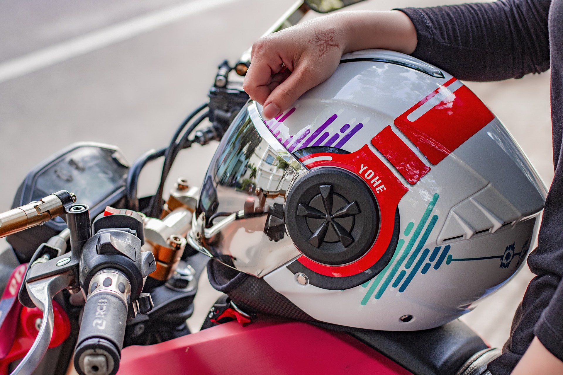 Pourquoi mettre des autocollants réfléchissants sur votre casque de moto
